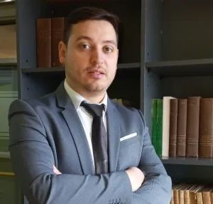 Felipe Candia Rocamora, corredor de propiedades y abogado, en su oficina